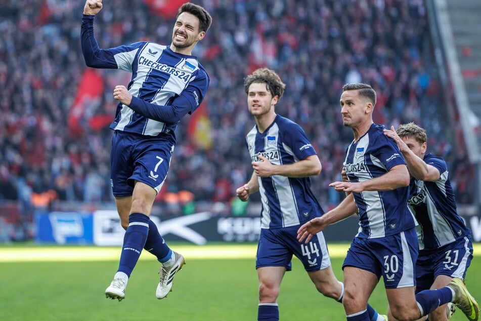 Josip Brekalo (28, l.) wird neuer Hertha-Kapitän, Linus Gechter (22, M.) und Paul Seguin (31, 2.v.r.) seine Vertreter.