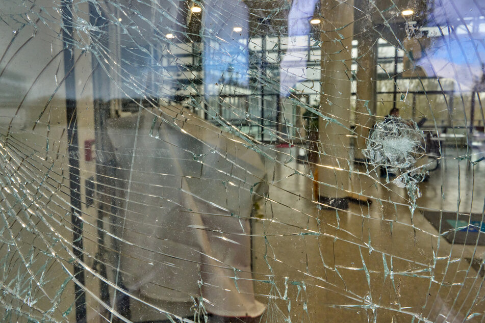 Die mit einer Plane abgedeckten Trümmer eines Geldautomaten stehen im Foyer des Hauptgebäudes der Hochschule Koblenz. In der Nacht hatten unbekannte Täter den Automaten gesprengt.