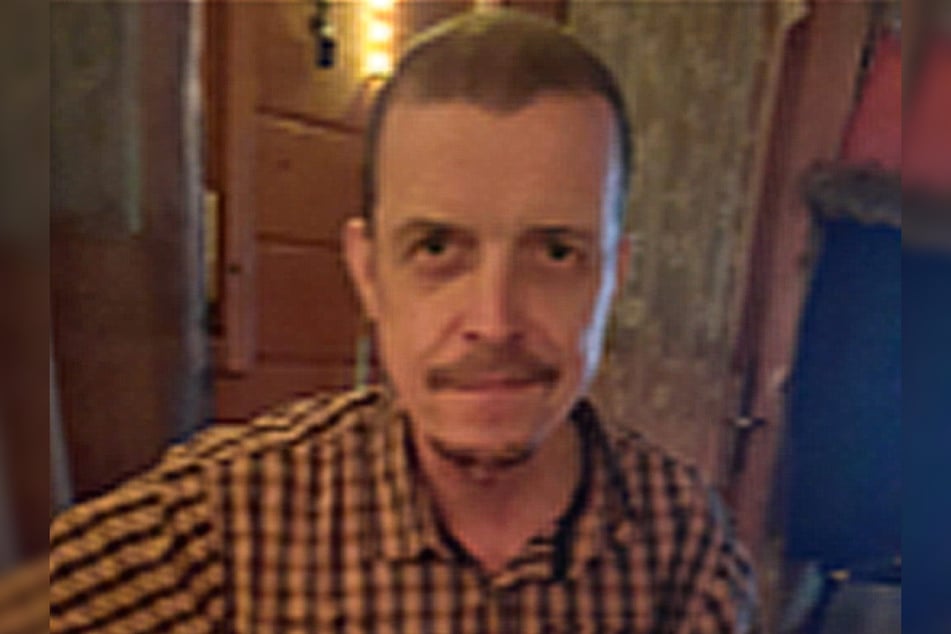 Dieser zunächst als vermisst gemeldete Mann wurde leblos in einer Garage in Kassel aufgefunden. Die Polizei hofft nun mit Veröffentlichung der Fotos des getöteten Mannes, sachdienliche Hinweise zu erlangen.