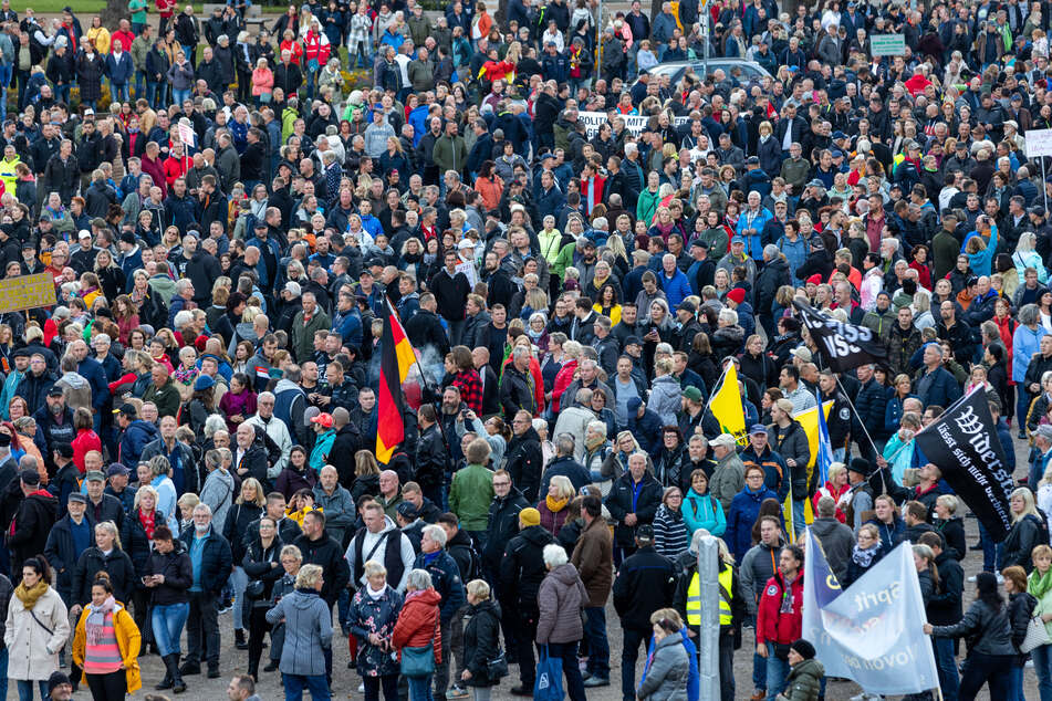 Riesen-Demos! Über 10.000 Menschen protestieren gegen Energiepolitik