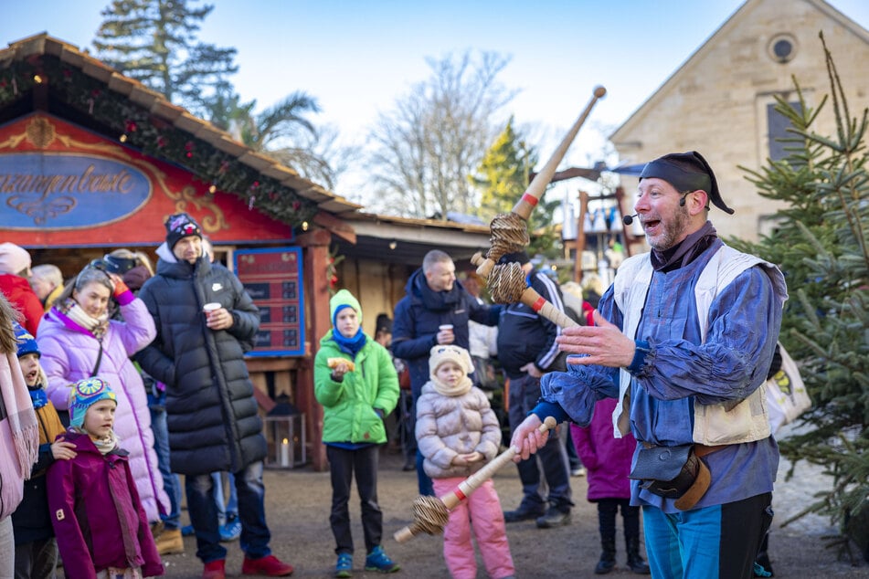 Der "Historisch-Romantische Weihnachtsmarkt: Königstein - ein Wintermärchen" lädt zum Verweilen ein.