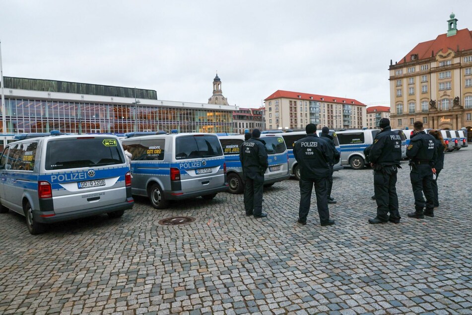 Auf dem Altmarkt in Dresden ist am frühen Samstagabend alles ruhig. Polizei ist dennoch vor Ort.