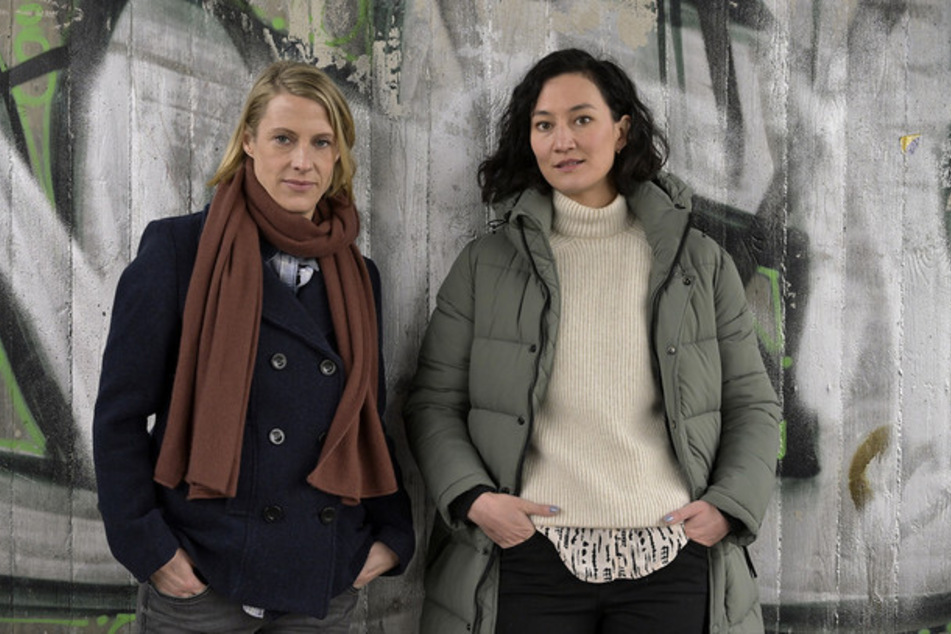 Den Anfang macht die SOKO Potsdam mit Tamara Meurer (Anja Pahl, 47, l.) und Pauline Hobrecht (Agnes Kiyomi Decker, 36).