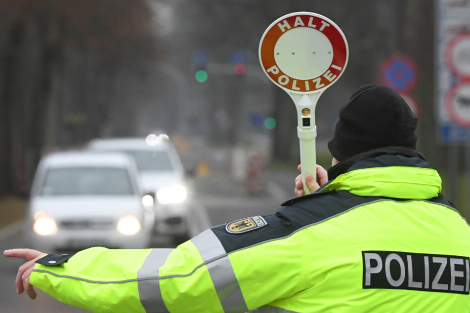 Bundespolizisten haben am Sonntag bei einer Kontrolle einen polnischen Autofahrer aus dem Verkehr gezogen, der jahrelang mit einem falschen Führerschein unterwegs war. (Symbolfoto)