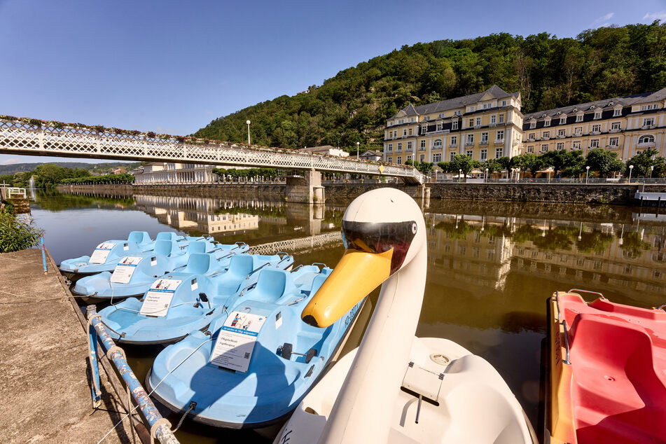 Boote liegen vor dem Kurhaus von Bad Ems.