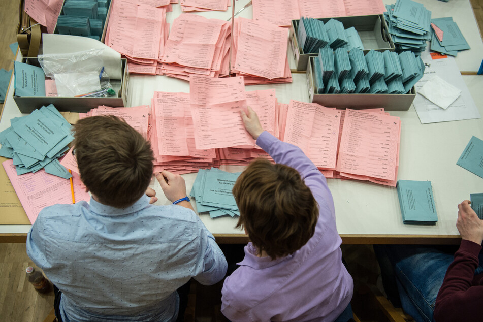 Stuttgart, März 2016: Ehrenamtliche Wahlhelfer beteiligen sich an der Stimmauszählung der Briefwahl zur Landtagswahl.