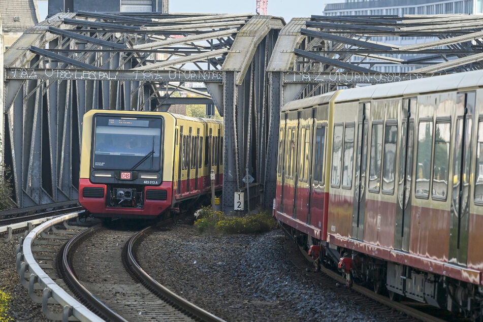 In Berlin steht am Montag die S-Bahn still. Dennoch müssen Schüler in die Schule.
