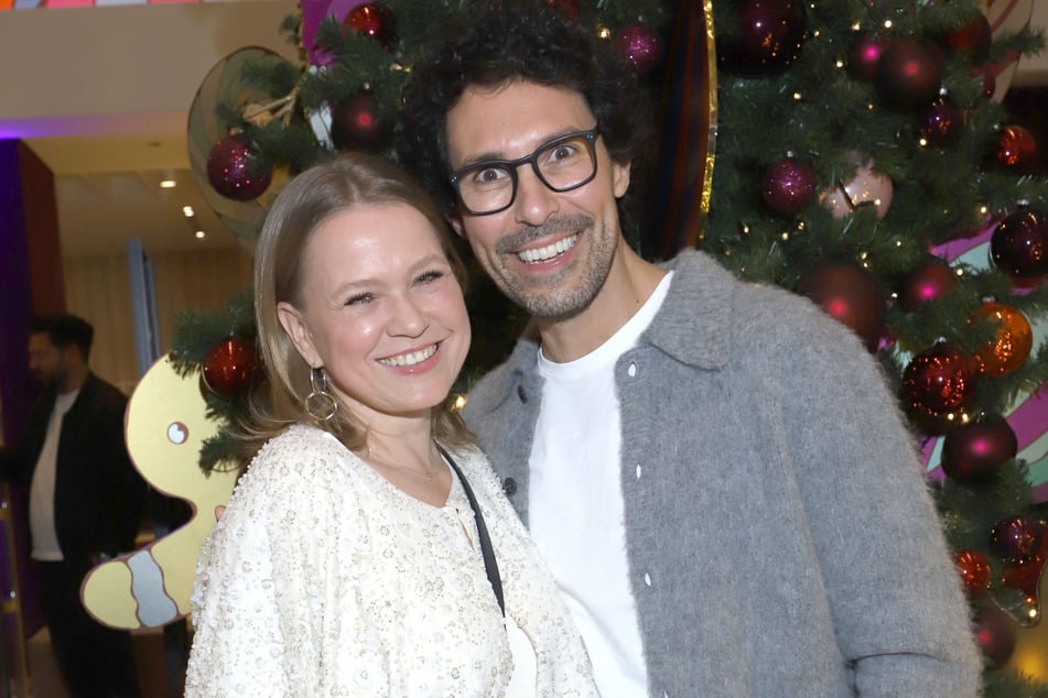 Boris Entrup (47) mit Nova Meierhenrich (51) bei der diesjährigen "Christmas Shopping Night" im Hamburger Alsterhaus.