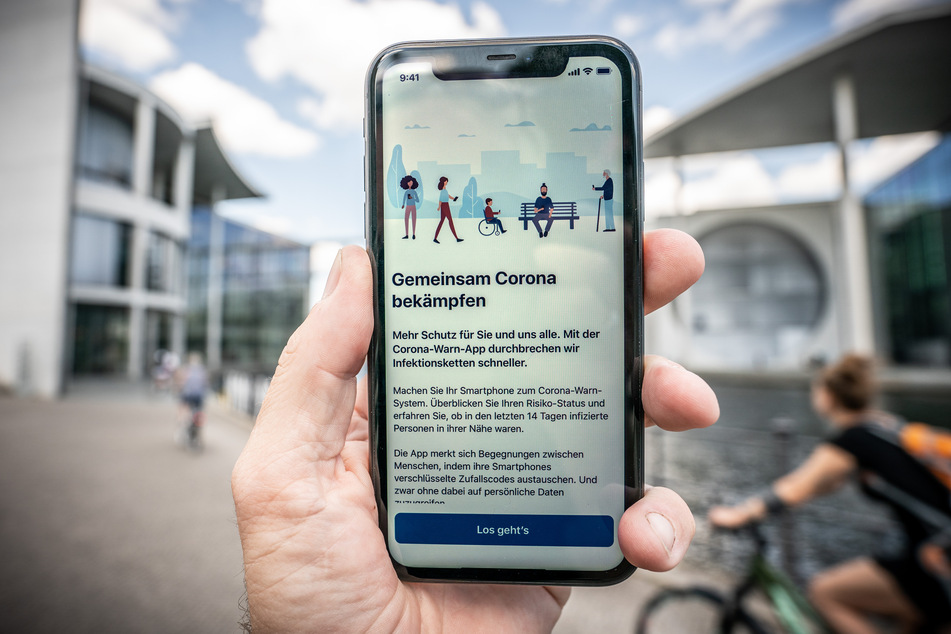 Die Startseite der Corona-Warn-App in der Entwickler Version ist im Display eines Smartphone zu sehen.