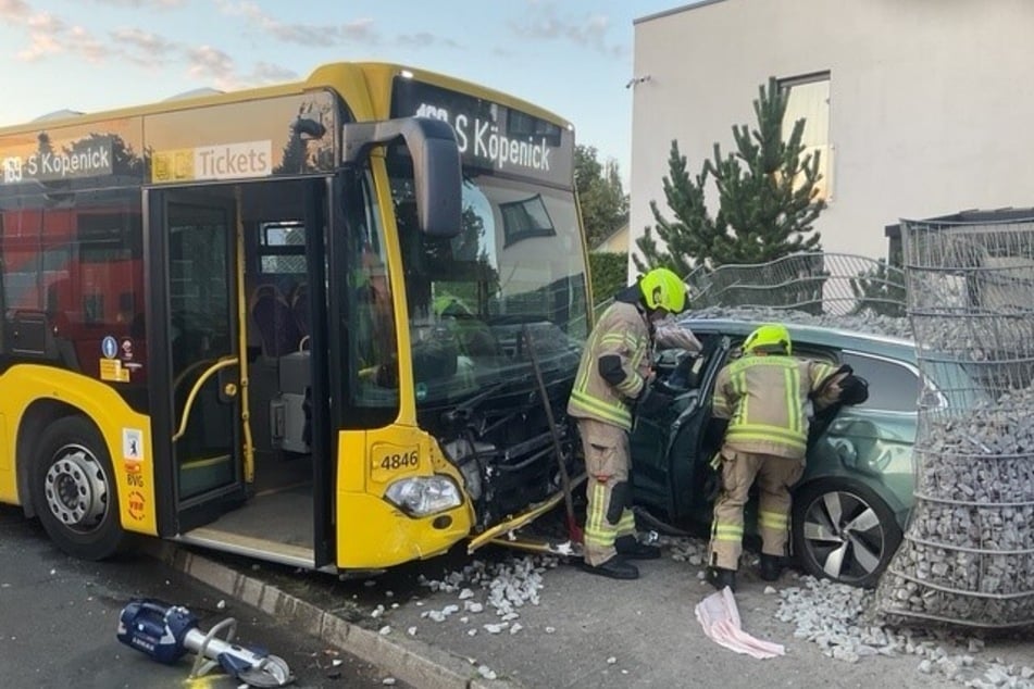 Der VW-Fahrer musste von der Feuerwehr mit hydraulischem Gerät aus seinem Wagen befreit werden.