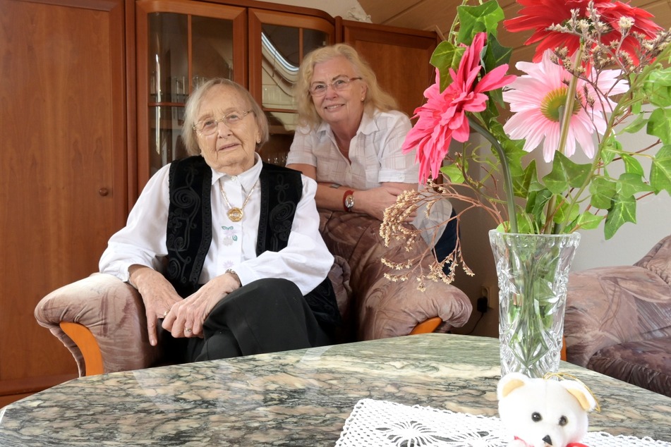Beim Besuch ihres Gutshofes in Goddula (Saalekreis) spricht Erika Ranscht (94) im Beisein ihrer Tochter Marietta (66) über ihre Flucht aus der Heimat wegen drohender Verhaftung und Enteignung des Anwesens durch das frühere DDR-Regime.
