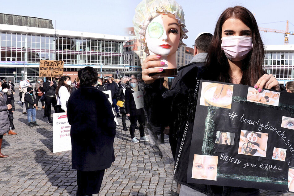 Auch diese Demo-Teilnehmer würden gerne wieder ihre Kunden kosmetisch bedienen.