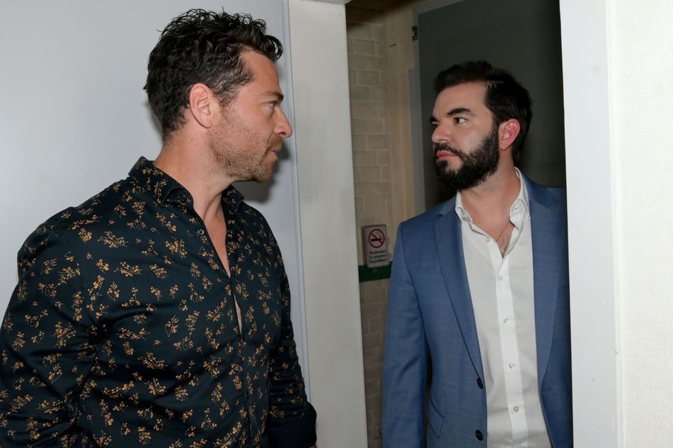 Carlos (l.) wundert sich, als sich Alvaro mit ihm aussprechen will.