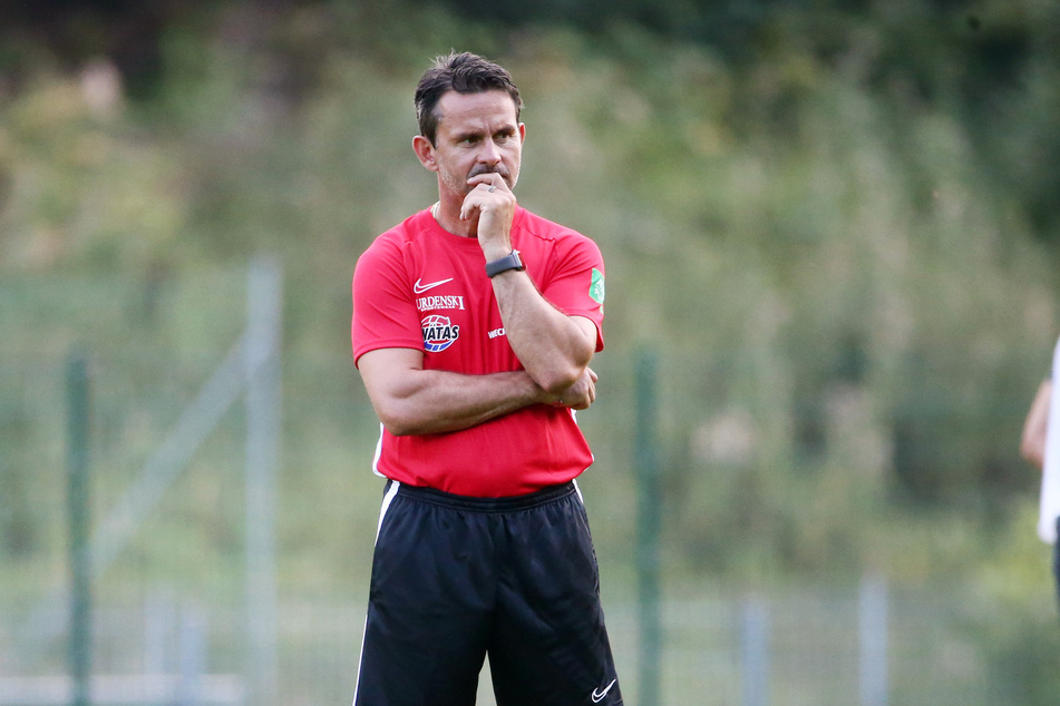 Weil der Freistaat Sportbetrieb auf und in allen öffentlichen und privaten Sportanlagen untersagt, muss Aue-Trainer Dirk Schuster seine Jungs einzeln trainieren.