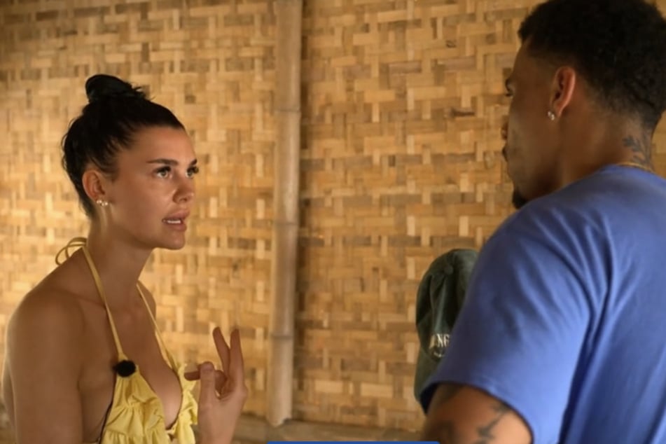 Nelly (24) ist von der Jacken-Leihgabe ihres Freundes Dion (26) nicht begeistert.
