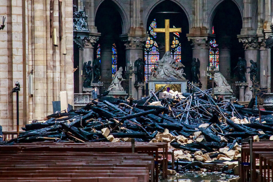 Notre-Dame im April 2019, nur einen Tag nach dem verheerenden Brand: Trümmerteile und verkohlte Holzbalken liegen im Inneren der Kathedrale.
