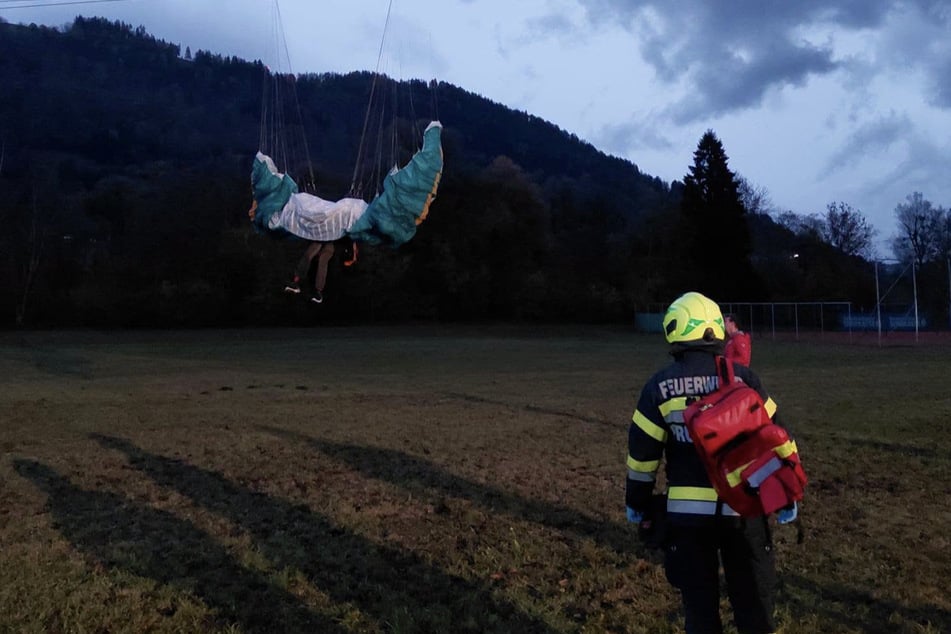 Ein 73-jähriger Deutscher ist mit seinem Gleitschirm im österreichischen Pruggern in eine Stromleitung gestürzt.