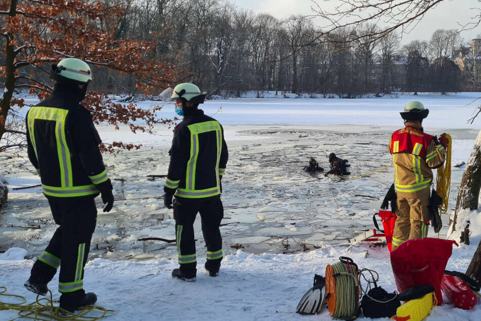 Taucher suchen im eiskalten Wasser nach der vermissten Person.