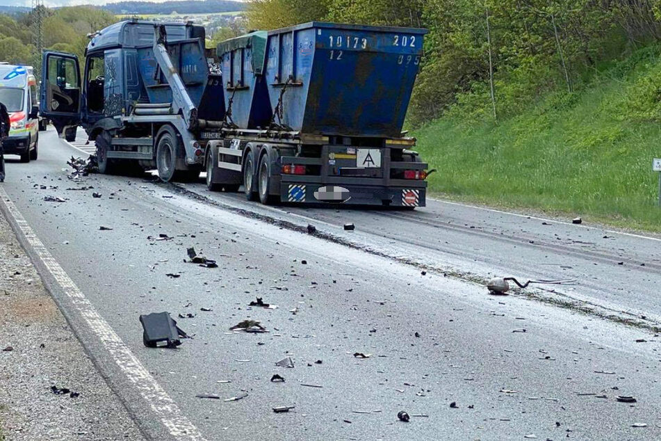 Der Autofahrer war aus noch ungeklärter Ursache auf die Gegenfahrbahn gekommen und gegen den Lastwagen geprallt.