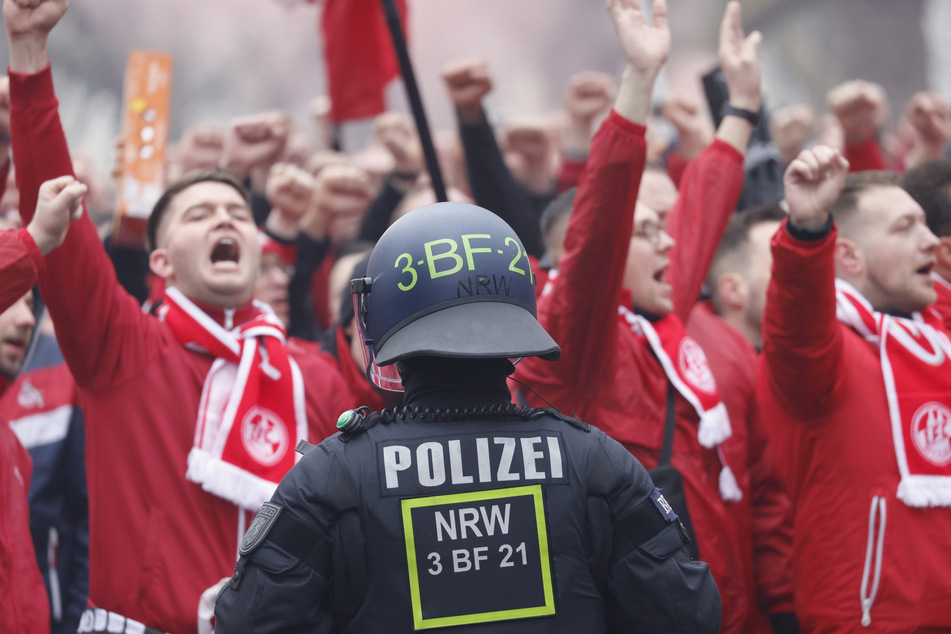 Die Polizei rechnet beim Derby zwischen dem 1. FC Köln und Borussia Mönchengladbach mit rund 1000 gewaltbereiten Anhängern.