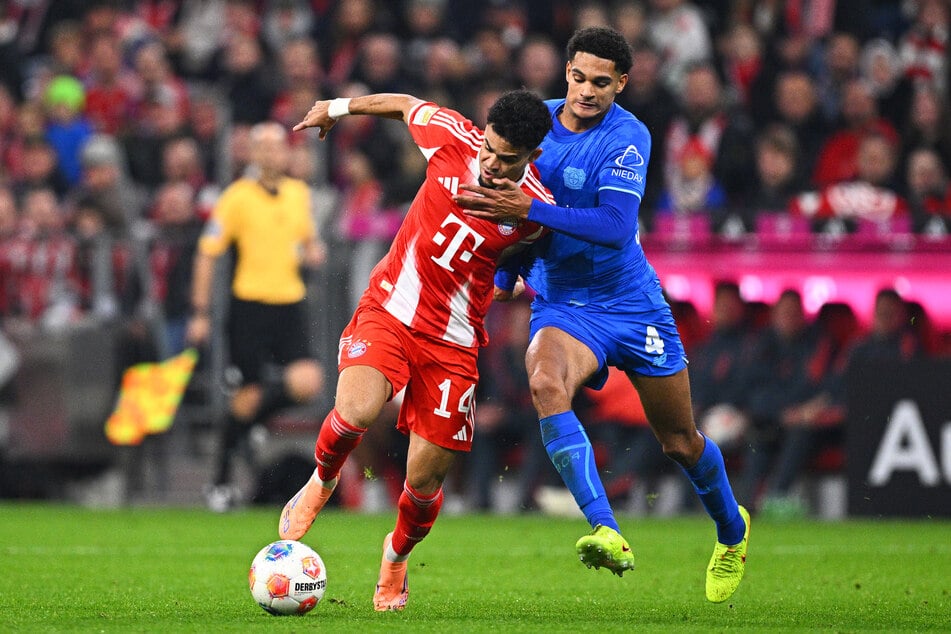 Luis Díaz (l.) im Zweikampf mit Jarell Quansah. Im zweiten Durchgang brachte Bayern-Trainer Kompany seine volle Offensiv-Power.