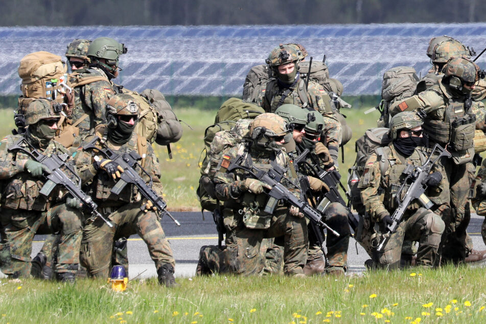 Die Bundeswehr muss besser aufgerüstet werden, meint der Verteidigungsminister. (Archivbild)