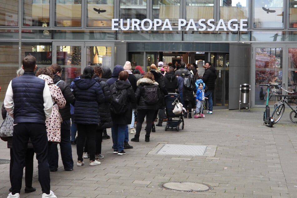 Vor der "Europa Passage" in der Hamburger Innenstadt bildete sich am Samstagvormittag eine lange Schlange. Zahlreiche Familien warteten mitunter stundenlang.