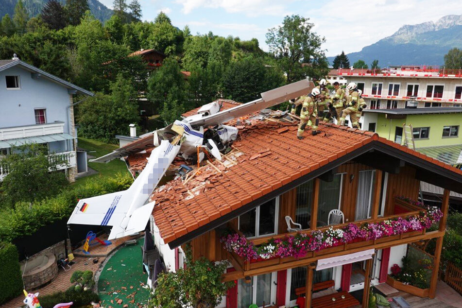 Die Cessna der beiden Deutschen knallte in das Dach des Tiroler Wohnhauses.