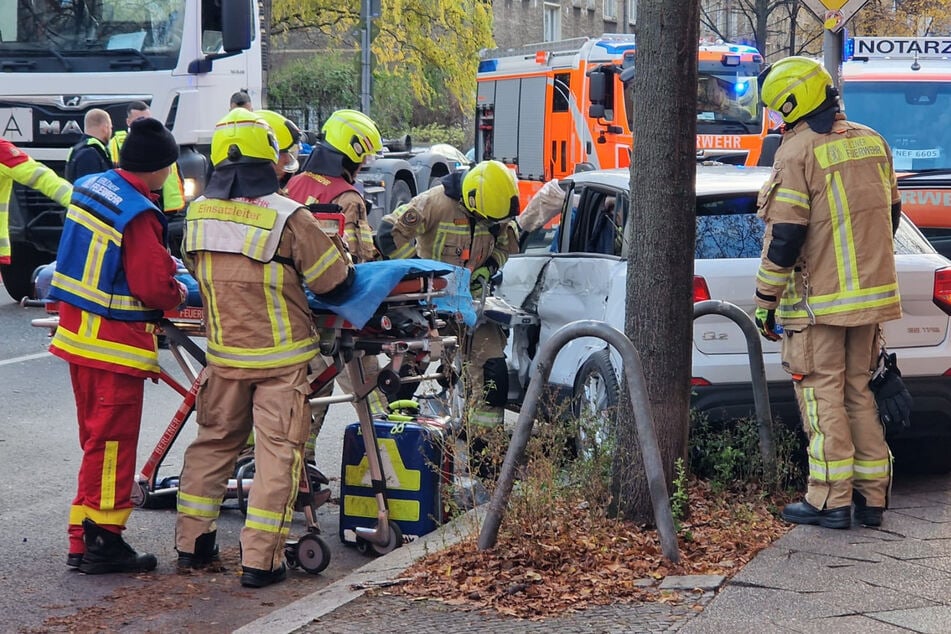 Lkw kracht in Auto: Person eingeklemmt und schwer verletzt