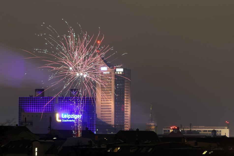 Während viele Leipziger an Silvester nach 0 Uhr das Feuerwerk bestaunten, soll ein 42-Jähriger in einem Hotel gleich zwei Brände gelegt haben. (Archivbild)
