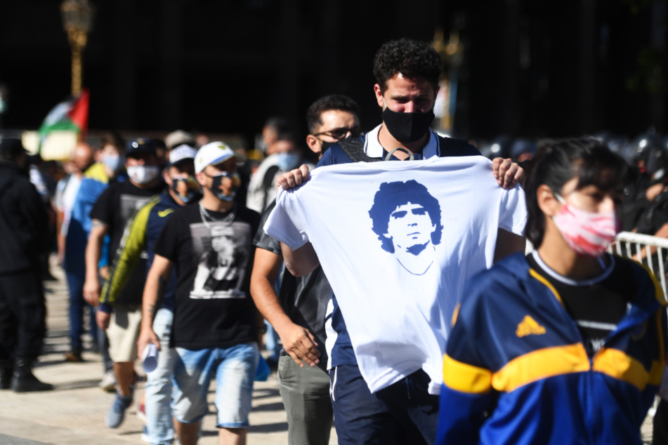 Zu Tausenden pilgerten die Fans zum Sarg von Diego Armando Maradona, um sich von ihm zu verabschieden.