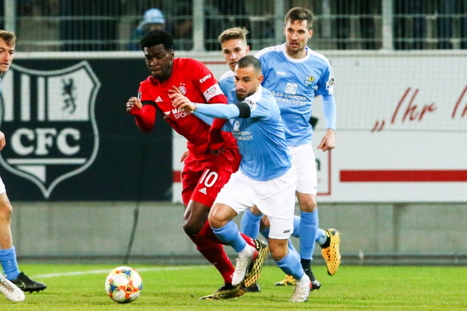 Davud Tuma (vorne-rechts) kämpft mit Drittliga-Torschützenkönig Kwasi Okyere Wriedt vom FC Bayern München II um den Ball.