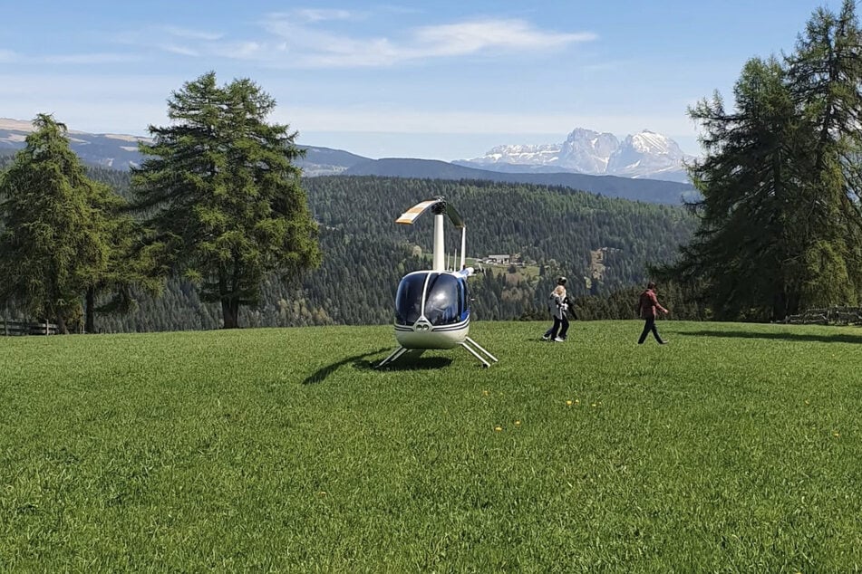 Um sich die Wanderung zu sparen: Drei deutsche Urlauber sollen mit einem Heli direkt zu einer Bergwiese nahe einem Restaurant geflogen worden sein.