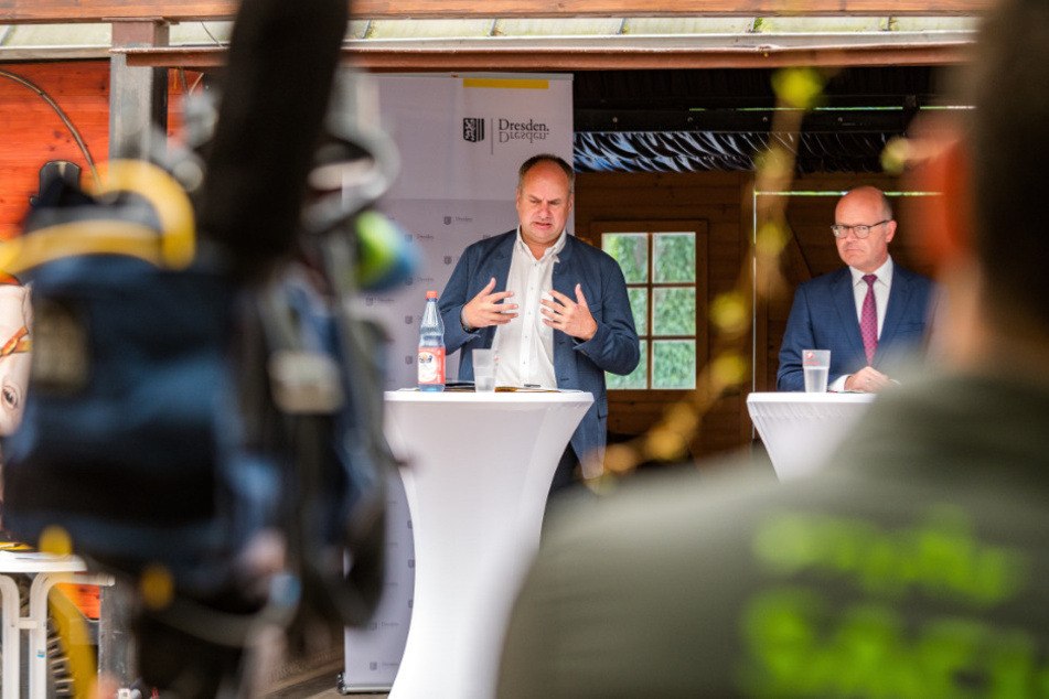 Beim SachsenEnergie-Termin stand Hilbert zusammen mit Staatskanzlei-Chef Oliver Schenk (55, CDU) auf dem Podium.