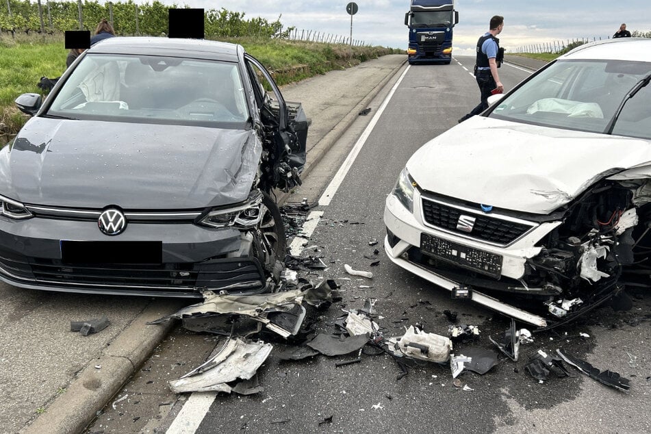 Ein VW mit zertrümmerte linker Seite und ein Seat mit schwer beschädigter Auto-Front stehen nach einem Unfall auf der B40 bei Wiesbaden/Mainz-Kostheim.