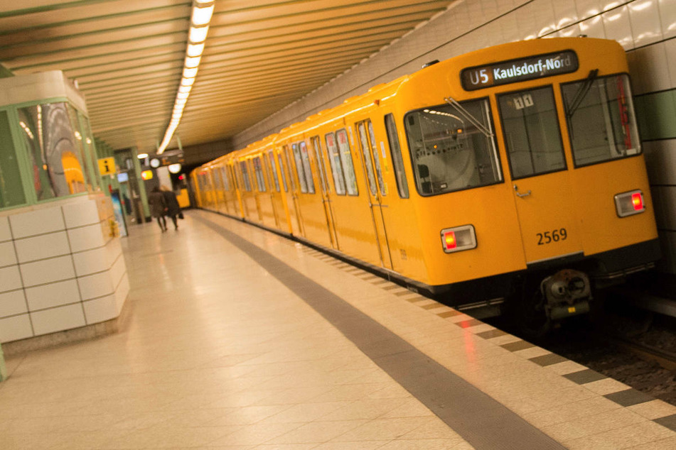 Am Dienstag ist ein mutmaßlicher Ladendieb auf der Flucht vor dem Ladendetektiv eines Drogeriemarktes von einer U-Bahn erfasst und schwer verletzt worden. (Symbolfoto)