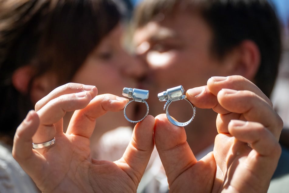 Schlauchschellen statt Ringe: Damit spielt das Paar auf Vanessas Verlobungsring an.