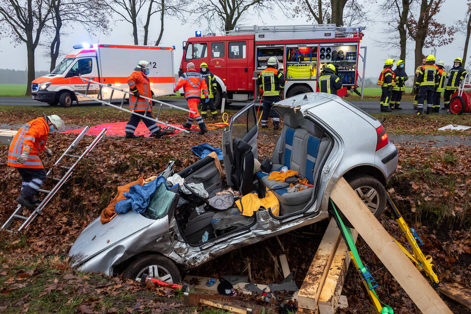 Der VW wurde bei dem Unfall komplett zerstört.