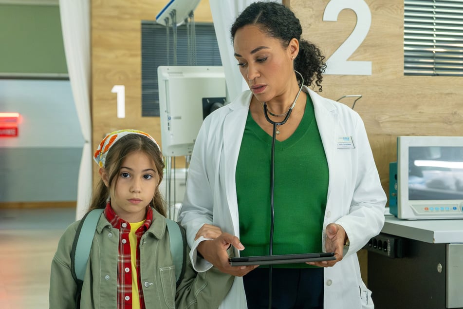 Dr. Lucia Böhm bekommt es derweil mit der achtjährigen Isa Schiller zu tun. Der Titel der neuen IaF-Folge "Überfordert" könnte passender kaum sein.