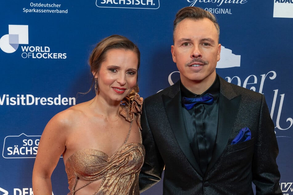 Tino Piontek (44, rechts), den viele eher unter dem DJ-Namen "Purple Disco Machine" kennen, kam mit Frau Sabrina zum Ball.