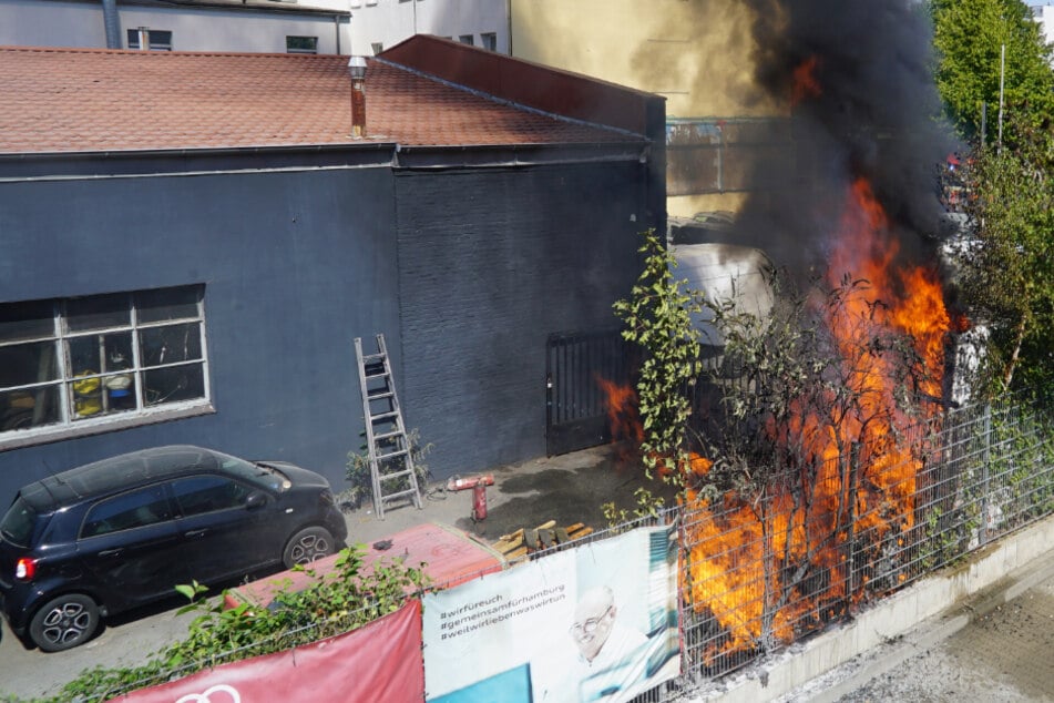 Hamburg: Brand auf Werkstatt-Gelände! Feuerwehr im Einsatz, eine Person verletzt