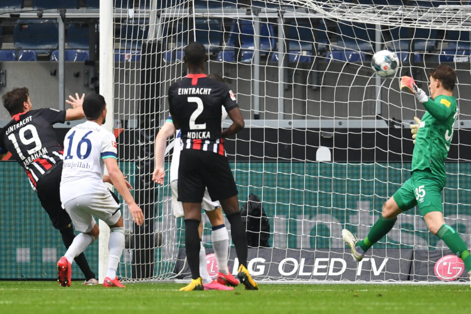 Frankfurts David Abraham (l) erzielt das Tor zum 2:0 gegen Schalkes Torwart Alexander Nübel (r).