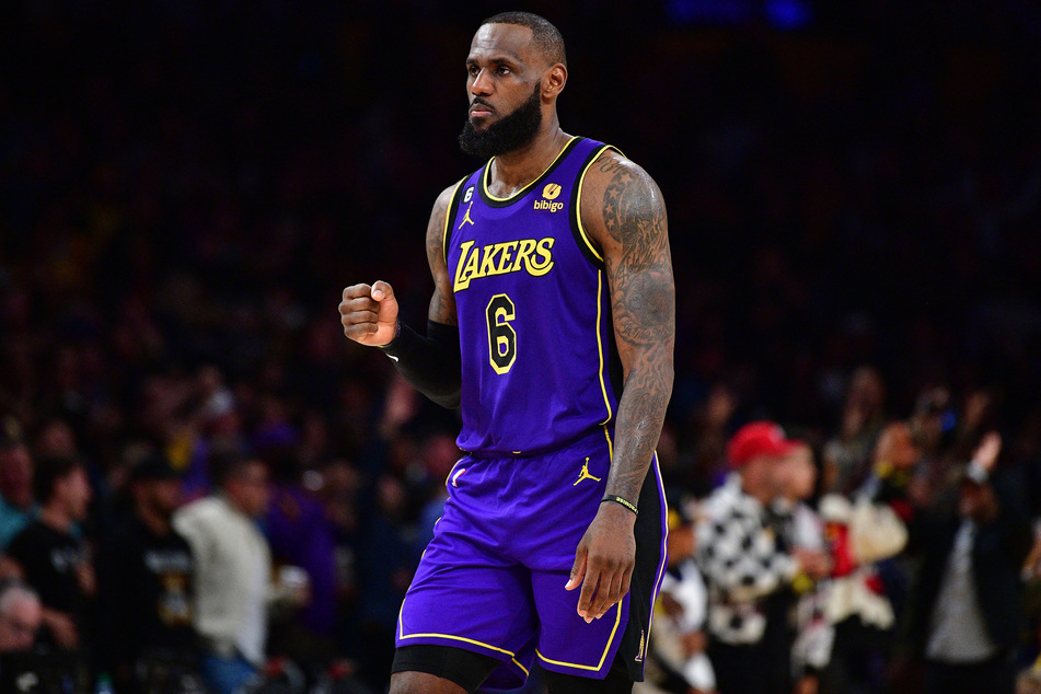 LeBron James scored 37 points with 11 rebounds as the Los Angeles Lakers came from behind to bead the Portland Trail Blazers.
