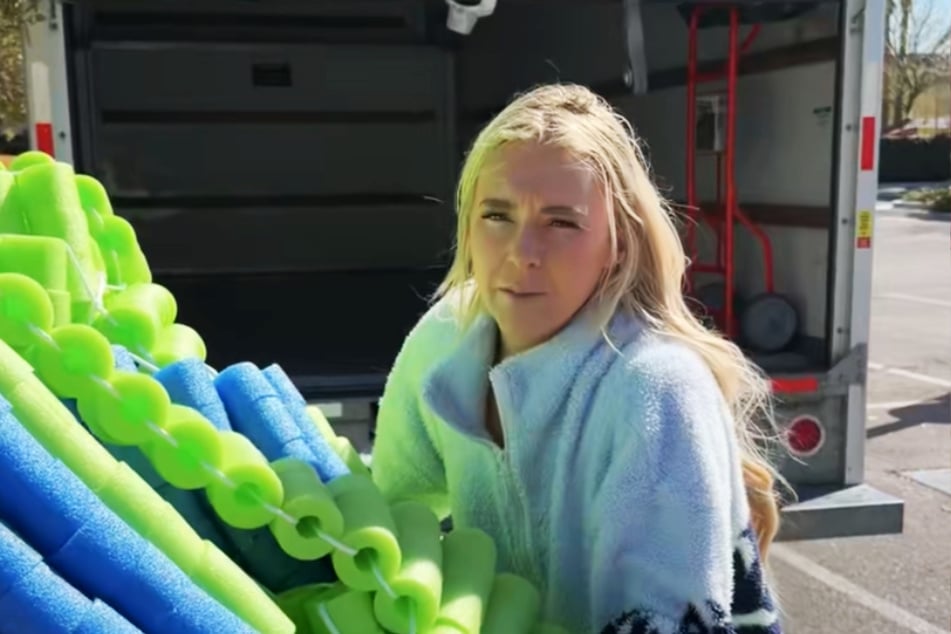 Um ihre zwölf Meter lange Echse zu transportieren, benötigte die 28-Jährige ein größeres Fahrzeug.