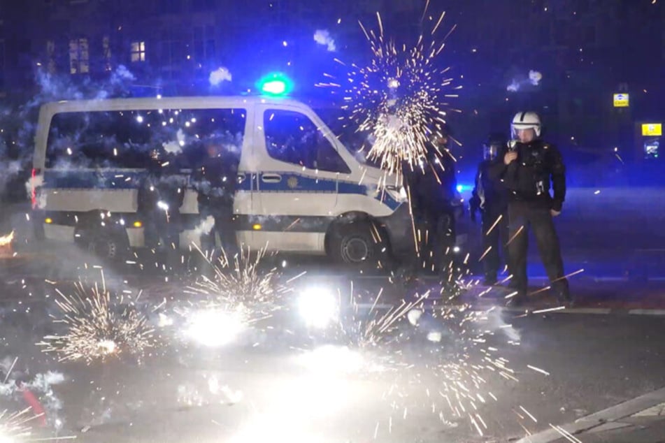 In Berlin gab es zum Jahreswechsel zahlreiche Angriffe auf Polizisten und Feuerwehrleute im Einsatz.