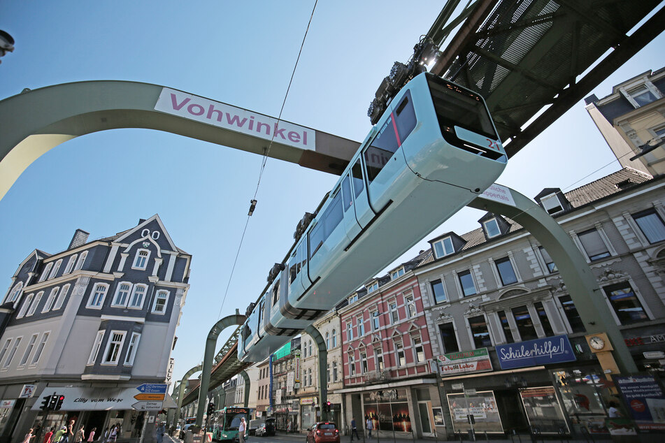 Wegen technischer Probleme wird die Wuppertaler Schwebebahn ein Jahr lang an Werktagen außer Betrieb genommen.