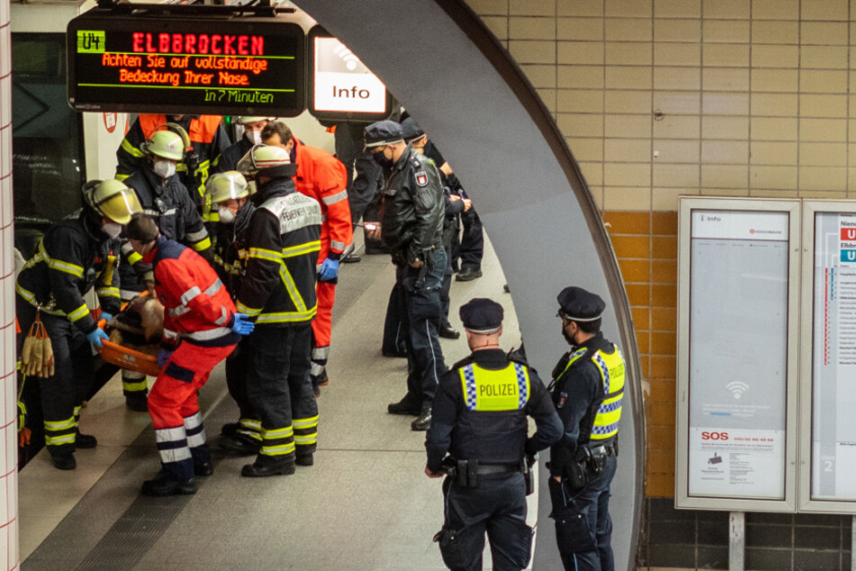 Feuerwehrleute retten die Männer aus dem Schacht.