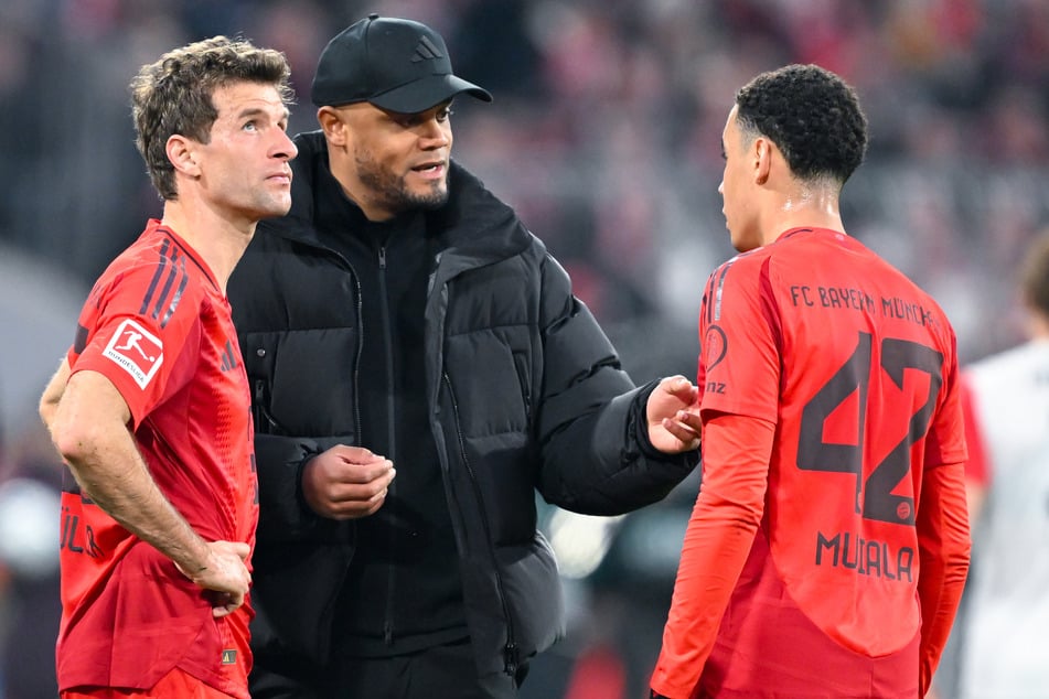 Für Thomas Müller (35, l.) war die Entscheidung von Trainer Vincent Kompany (38, M.) kein Problem.