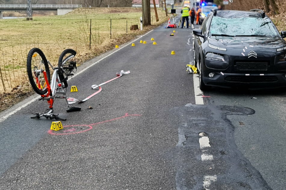 Tödlicher Unfall in Mittelsachsen: Radfahrer wird von Auto erfasst und stirbt