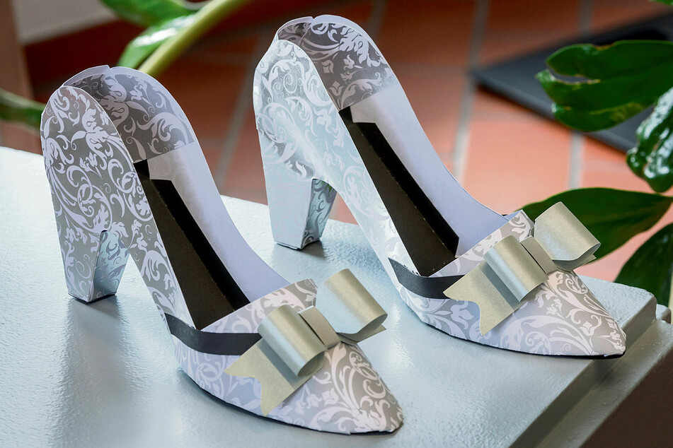 Mit Bleistift, Lineal, Schere und Karton fertigte die Rentnerin diese Damenschuhe an.